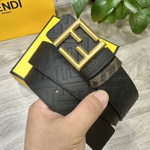特 Fendi 芬迪 专柜同款 宽4.0Cm 双环正反用腰带 Ff按钉搭扣 黑色Cuoio Romano皮革材质 反面面料带有烟草黄和黑色Ff图案 四方金属饰面