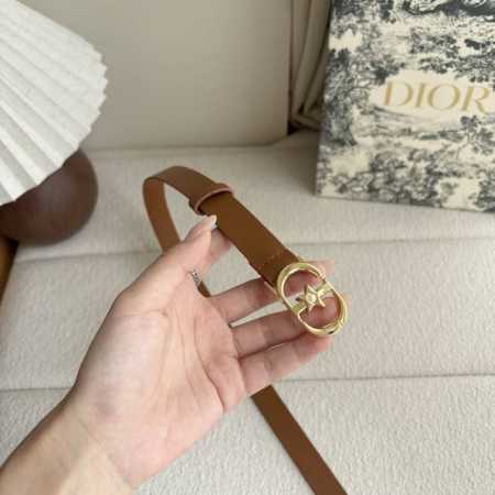 Dior新款腰带，采用精致头层皮制作，手感柔软，舒适细腻，精品五角星珍珠扣，精致优雅，时尚大方。宽2.0Cm - 点击图像关闭