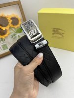 品名：巴宝莉 自动带 材质：原单牛皮腰带 百分百头层牛皮腰带保证真皮，24K纯钢扣，专柜原单品质、做工精细，时尚大牌，送人自用首选 包装： 请认准如图专柜包装赠
