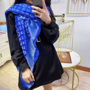 高品质，欢迎对比，霍思燕，蔡依林，章子怡，Angelababy，同款围巾真丝羊毛Lv披肩大方巾秋冬 Louis Vuitton，这个有多爆，相信我不用多介绍了。