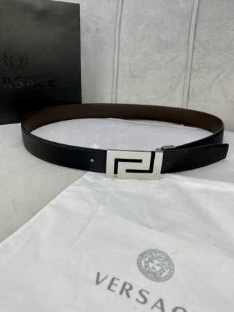宽度3.5Cm Versace 范思哲 此款柔软的 手掌纹皮底 皮带饰有一个几何形状的希腊回纹别扣，既时尚又优雅。 - 点击图像关闭