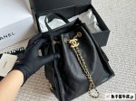 配盒 Chanel 25S Hobo小号真绝绝子 今年香香25S系列简直美爆... 这只Hobo是个小号尺寸个人觉得比较日常 鱼子酱牛皮感颗粒没这么重反而很细腻