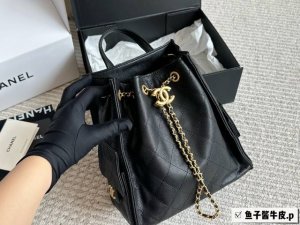 配盒 Chanel 25S Hobo小号真绝绝子 今年香香25S系列简直美爆... 这只Hobo是个小号尺寸个人觉得比较日常 鱼子酱牛皮感颗粒没这么重反而很细腻