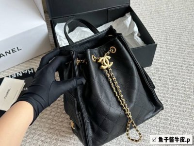 配盒 Chanel 25S Hobo小号真绝绝子 今年香香25S系列简直美爆... 这只Hobo是个小号尺寸个人觉得比较日常 鱼子酱牛皮感颗粒没这么重反而很细腻