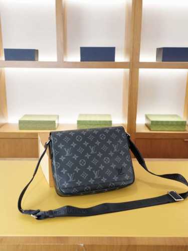 Lv 路易威登 官网同步 高版本 斜挎单肩背包 永恒不过时的标志性产品 纯原单牛皮 顶级五金制作 非市面普通版本 贸易公司订单货 全部实拍 实用性非常高 完全不
