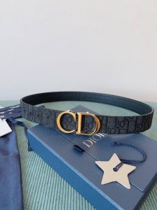 高端品质，实物拍摄 批 配全套礼盒 ：品牌：DIOR 迪奥原厂皮料，奶昔白帆布 灰色牛皮 品质毋庸置疑 没有更好 只有最好 尺寸3.5厘米