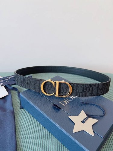 高端品质，实物拍摄 批 配全套礼盒 ：品牌：DIOR 迪奥原厂皮料，奶昔白帆布 灰色牛皮 品质毋庸置疑 没有更好 只有最好 尺寸3.5厘米