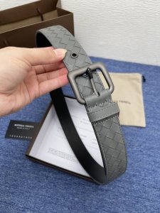 Bottega、Venta 葆蝶家 这家的产品上没有任何的Logo，但是人们还是可以一眼辨认出来，独特的Intrecciato编织技术非常独特，五金相呼应的编织