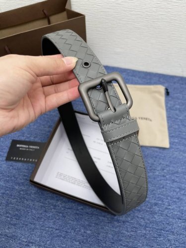 Bottega、Venta 葆蝶家 这家的产品上没有任何的Logo，但是人们还是可以一眼辨认出来，独特的Intrecciato编织技术非常独特，五金相呼应的编织