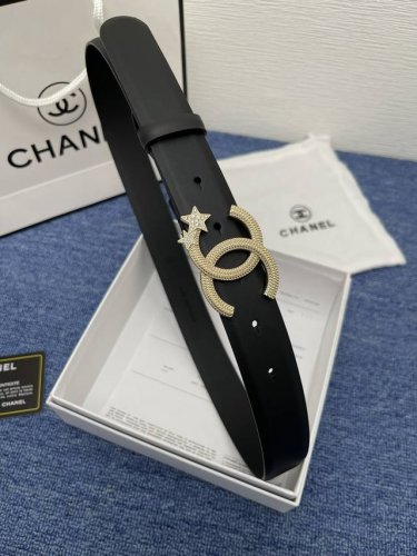 品牌 香奈儿女带 特 描述 双面原版皮可调节式皮带，小牛皮材质，配有钯金色和银色钢金属扣 牛皮材质 不锈钢 香奈儿扣 3.0厘米 意大利制造 腰带为意大利尺寸，