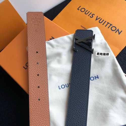 特 Louis Vuitton路易威登专柜挂扣款双面荔枝荔枝 双面均可根据服饰搭配调换使用.