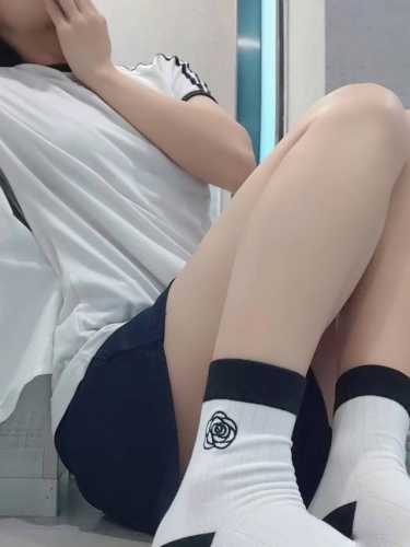 配包装 一盒4 双 Chanel 香奈儿 经典山茶花刺绣 Logo纯棉 中筒袜 Ins超火爆红人同款，精美 面料，潮人必备 ，经典配色 个性时尚百搭款，你值得拥