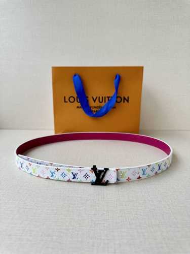 本款2.0宽Lv Iconic 双面腰带以中央 Lv Iconic 搭扣的耀目光泽道出品牌格调。皮革和 Monogram 帆布的细腻缝线见证匠心细节，纤细尺寸提