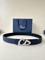 宽度3.5Cm Dior 这款黑色哑光涂漆饰面 不锈钢腰带扣是春季男装系列新品，展示 Cd30 标志，灵感源自 B30 运动鞋。可与各式 35 毫米腰带搭配，提