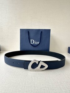 宽度3.5Cm Dior 这款黑色哑光涂漆饰面 不锈钢腰带扣是春季男装系列新品，展示 Cd30 标志，灵感源自 B30 运动鞋。可与各式 35 毫米腰带搭配，提