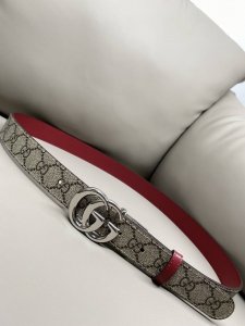 Gg Marmont系列双面宽版腰带3.0这款双面腰带为2025早秋系列再添亮眼力作。甄选Gg Supreme帆布和皮革打造，致敬品牌取之不竭的典藏宝库。浅金色