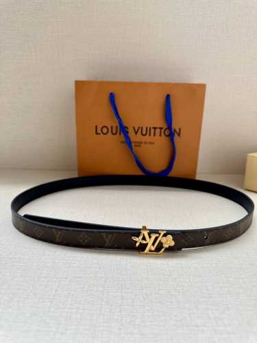 女款 2.0宽 本款 Lv Iconic 双面腰带以纤细剪裁迎接新季，搭配标志性 Iconic 搭扣，无论展现 Monogram Reverse 帆布或素雅牛皮