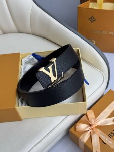 特 Lv 奢华款现代 饰以雅致大方的标志性 柔软结实的皮带 可搭配从礼服到休闲装各种服饰 宽度4.0Cm