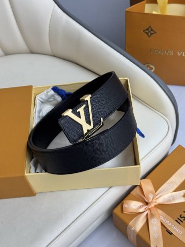 特 Lv 奢华款现代 饰以雅致大方的标志性 柔软结实的皮带 可搭配从礼服到休闲装各种服饰 宽度4.0Cm