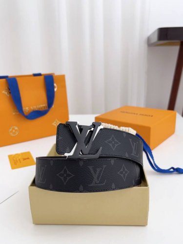 Lv 宽度4.0Cm 原厂防水面料搭配头层小牛皮，双面可用，最新设计。 扣头多款可搭配， A类精抛扣头。烤漆扣避免磕碰 码数；100-125Cm 包装：全套包装