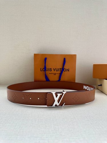特 本款40毫米宽 Lv Initiales 双面腰带拥有 Xl Epi 皮革的较大粒面纹理，以移印工艺描绘路易威登标识，翻转即现 Monogram 压纹图案，