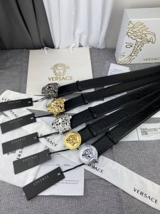 范思哲，宽3.8Cm，重磅推出 新版范思哲美杜莎Versace .，现货实拍 . 进口牛皮头层鳄鱼纹，独家定制 高端大气，精品原单货。