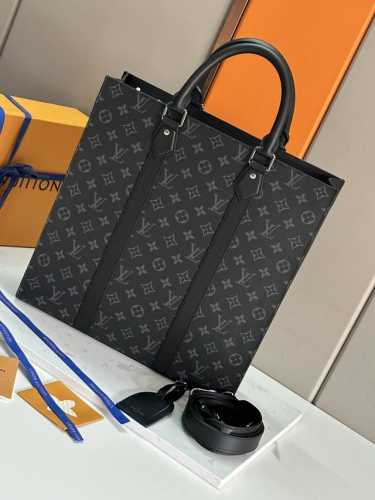 顶级原单原版开发，全钢五金本款 Sac Plat 手袋以 Monogram Eclipse 涂层帆布塑造纤长构型，搭配宽幅饰带，在商务场合彰显潮流风范。加垫内里
