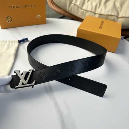 原版包裝 L0Uis Vuitt0N 驢家今季新品 男士原單腰帶 寬度40毫米 經典牛皮壓花大圖案 搭配二層五金 可雙面佩戴 適合沈穩低調的男士使用 - 点击图像关闭