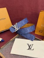 Lv Dimension Monogram Heritage 40毫米可翻转皮带证明，最难以忘怀的奢华时刻往往显得朴素。涂层的帆布表带展示出标志性的图案设计，与