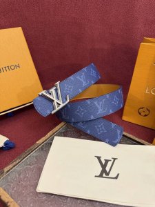 Lv Dimension Monogram Heritage 40毫米可翻转皮带证明，最难以忘怀的奢华时刻往往显得朴素。涂层的帆布表带展示出标志性的图案设计，与