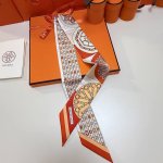 爱马仕Hermes“万花筒效应”Twilly小丝巾。 Twilly真丝缎带 100%桑蚕丝 。 这款小巧的真丝配饰佩戴方式千变万化，可为您的日常造型增添灵动妙趣