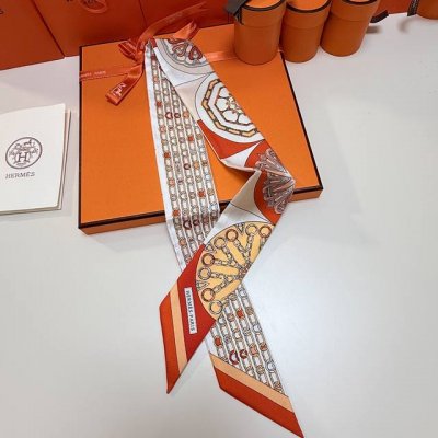 爱马仕Hermes“万花筒效应”Twilly小丝巾。 Twilly真丝缎带 100%桑蚕丝 。 这款小巧的真丝配饰佩戴方式千变万化，可为您的日常造型增添灵动妙趣