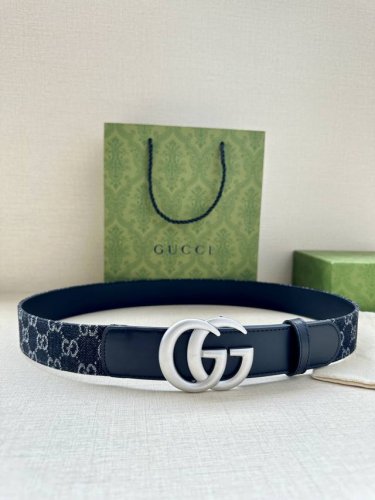 特 宽度3.8Cm Gucci 每一季，品牌标识都会吐故纳新，于经典之中融入新意。在这款腰带上，经典gg标识以亮眼之姿生动呈现，与双g造型配件相得益彰。 黑色和