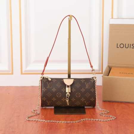 Pochette Tirette 手袋 M47123 Pochette Tirette手袋采用Monogram 帆布塑造慵懒廓形，以前卫之姿拉开路易威登 春夏秀 - 点击图像关闭