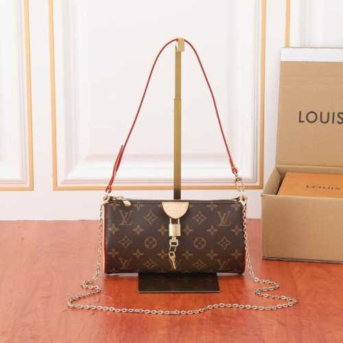 Pochette Tirette 手袋 M47123 Pochette Tirette手袋采用Monogram 帆布塑造慵懒廓形，以前卫之姿拉开路易威登 春夏秀