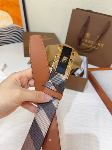 新款 Burberry 巴宝莉专柜同步上新 意大利制腰带 精选光滑皮革与粒纹皮革制成 饰牌搭扣装饰品牌专属标识图案 宽:3.5Cm 精致优雅