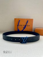 特 本款3.4宽 LV Initiales 双面腰带选用崭新荔枝皮革，以丰盈触感演绎图案的放大版本 金属 LV 搭扣呈现效果，摩登设计实现灵活搭配