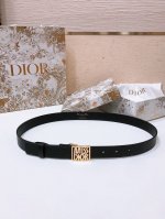 Dior Miss Dior Graffiti 图案腰带 25毫米光滑牛皮 金色饰面 Miss Dior Grafiti 图案腰带扣 内侧饰以 Christia