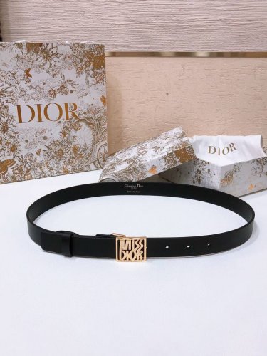 Dior Miss Dior Graffiti 图案腰带 25毫米光滑牛皮 金色饰面 Miss Dior Grafiti 图案腰带扣 内侧饰以 Christia