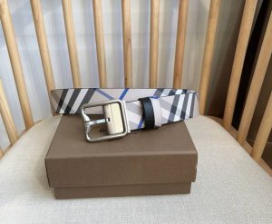 burberry 巴宝莉专柜同步上新双面两用腰带 于意大利工坊精制而成 搭配镀钯金B字型扣环 一面装饰Burberry格纹 另一面为粒纹小牛皮材质 宽:3.5C