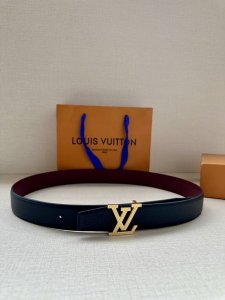 特 Lv Heritage 双面腰带，3.4 宽。精选粒面皮革与纳帕皮革，搭配抛光且菱形新款 Lv 搭扣，独具魅力。微弧形边缘与摩登形状末端，尽显细致匠心，无疑