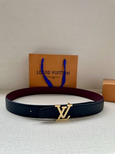 特 Lv Heritage 双面腰带，3.4 宽。精选粒面皮革与纳帕皮革，搭配抛光且菱形新款 Lv 搭扣，独具魅力。微弧形边缘与摩登形状末端，尽显细致匠心，无疑
