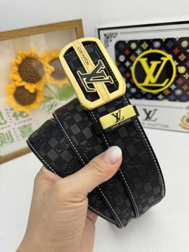 品名：Lv..路易..威登原单 材质：原单牛皮腰带 百分百头层牛皮腰带保证真皮，24K纯钢扣，专柜原单品质、做工精细，时尚大牌，送人自用首选包装： 请认准如图专
