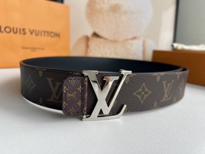 -Tag双面腰带采用Monogram帆布和素净牛皮革，结合细致边染工艺，实现更多造型可能，金属Lv搭扣的标签细节再添细节再添前卫格调。40Mm 6524260