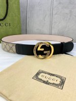 宽度4.0Cm Gucci 这款腰带在早秋系列中惊艳亮相，采用以标志性米色 乌木色组合呈现的品牌双G字母交织图案，与黑色皮革材质相得益彰。双G 6.0Mm厚度钢