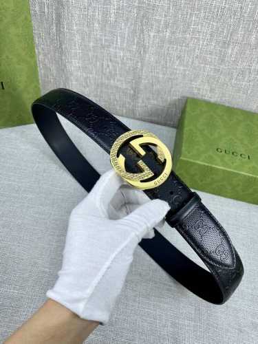 宽度4.0Cm 搭配原版皮带扣 、腰带以采用热压印技术的gucci Signature皮革精制而成，触感厚实，印花图案清晰分明带身点孔细节，反射gucci Si