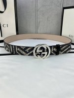 宽度4.0Cm Gucci Marmont系列每一季都会推陈出新，为灵感源于70年代的标志性Gg钢扣配件注入现代精髓。这款Gg Supreme帆布腰带反面采用黑