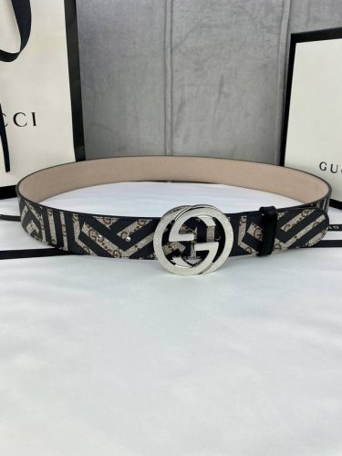 宽度4.0Cm Gucci Marmont系列每一季都会推陈出新，为灵感源于70年代的标志性Gg钢扣配件注入现代精髓。这款Gg Supreme帆布腰带反面采用黑