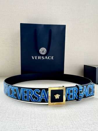 宽度3.8Cm Versace 此款印花底黑色腰带采用小牛皮制成，金色搭扣饰有品牌标志性的美杜莎头像！ - 点击图像关闭