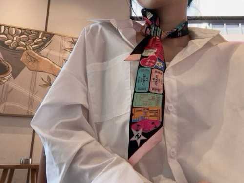 香奈儿 Twilly小丝巾来了，Chanel 名副其实的小可爱， 人手三条闭眼收，我都不拦着 N久都没有见过这么好看的Twilly 真的是真香本香了，凹造型必备